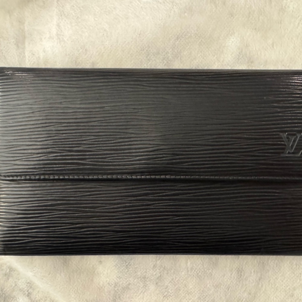 Louis Vuitton Epi Leather Wallet / Porte-Tresor International - 100% authentic